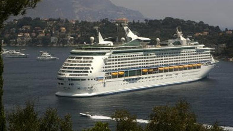 Na križarki med posadko razsaja virus nove gripe.