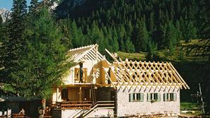 Prejšnja koča je pogorela pred 11 leti, nova, ki naj bi bila odprta do konca let