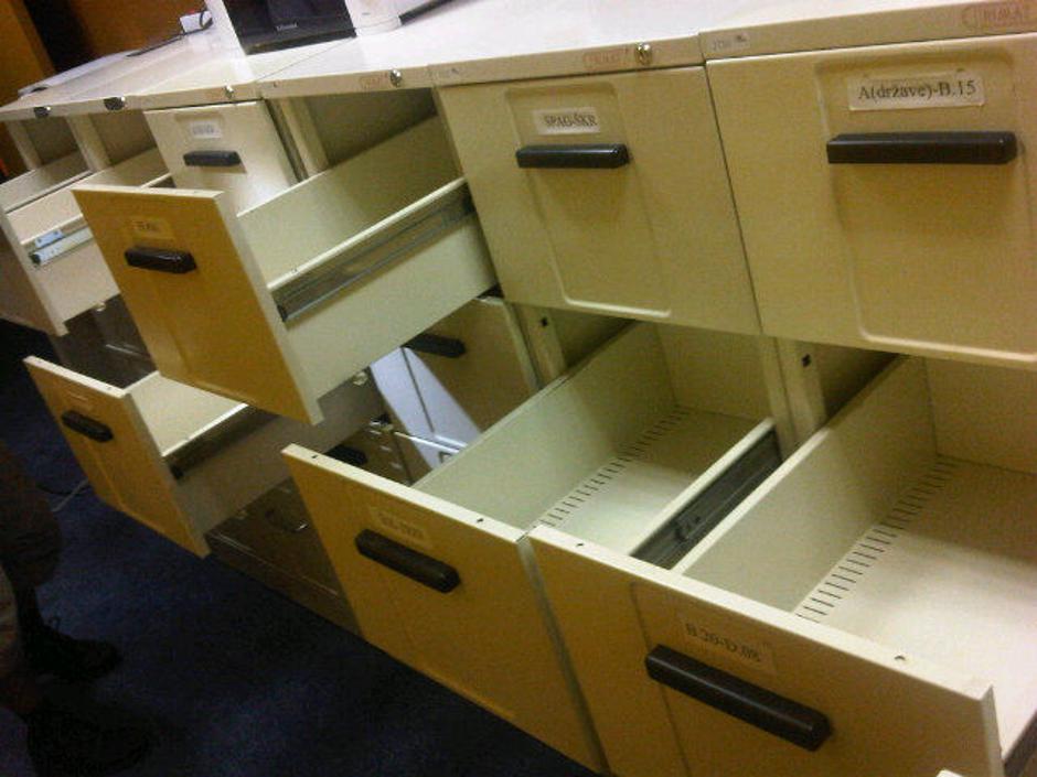 Izpraznjeni arhiv Dela Revij | Avtor: Jernej Verbič