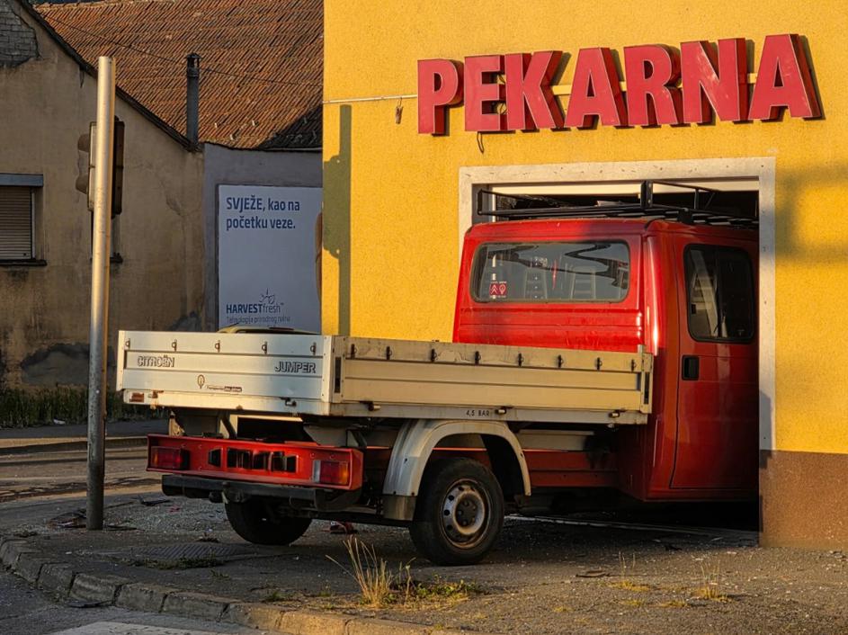 Tovornjak zapeljal v pekarno, prometna nesreča