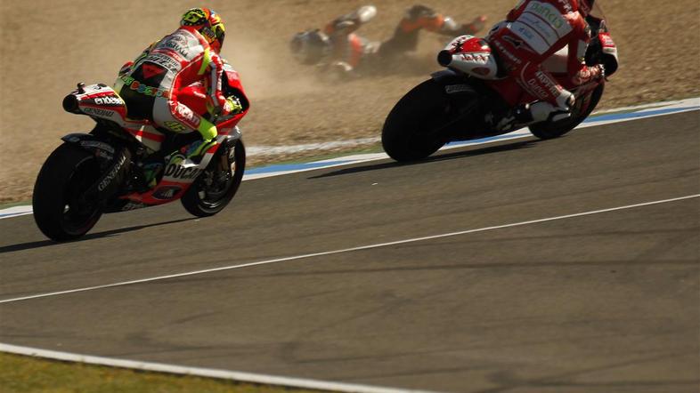 Valentino Rossi (Ducati) in Hector Barbera (Ducati) peljeta mimo Andrea Dovizios