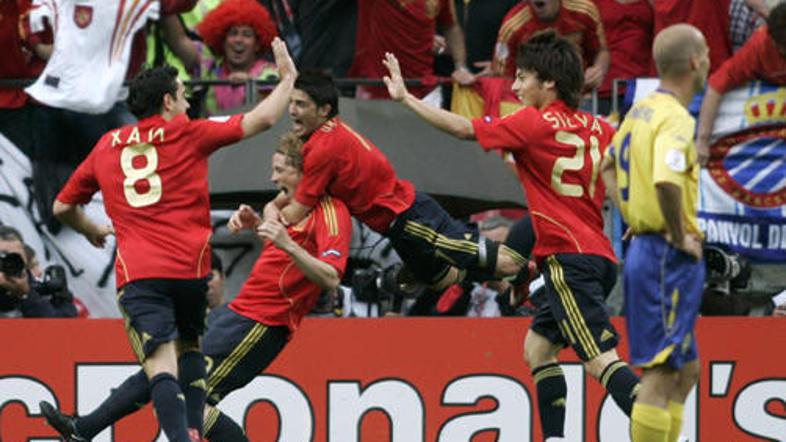 Fernando Torres je v 15. minuti po uigrani akciji iz kota Španijo povedel v vods