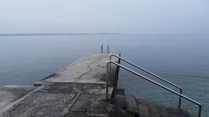 Na treh pomolih za hotelom Piran bodo nameščene montažne, takšne, kot so na pomo