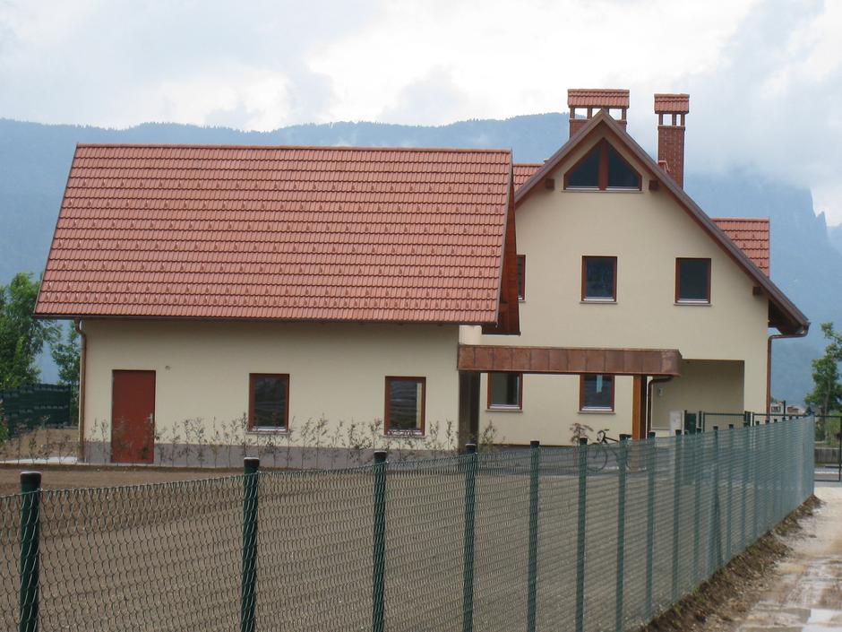 Nadomestna stanovanjska hiša z gospodarskim poslopjem za družino Vovk v Lescah j | Avtor: Žurnal24 main