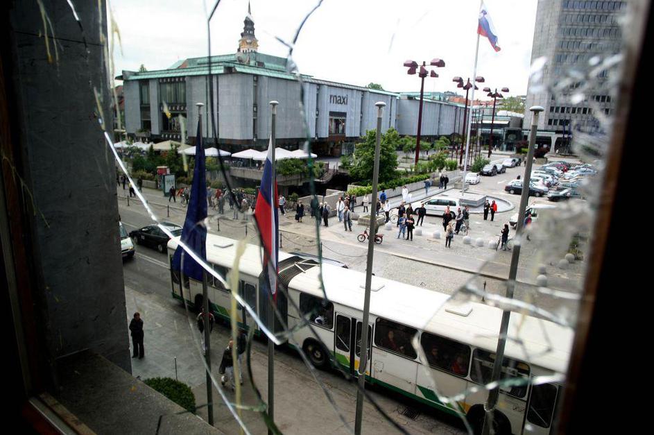 protesti študenti dz parlament škoda okna