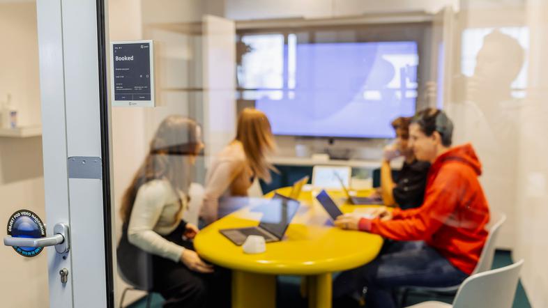 Zaposleni za steklenimi vrati