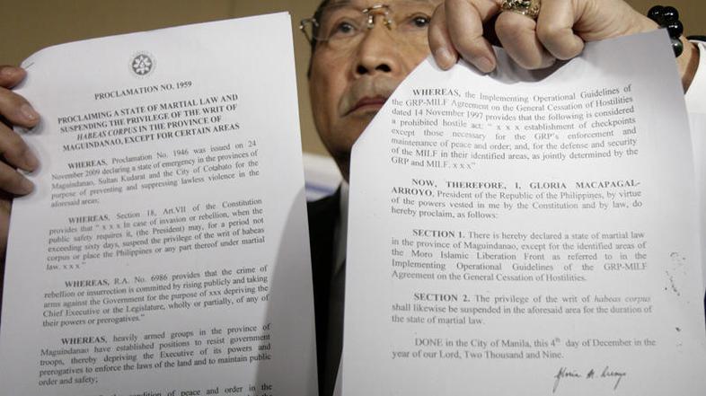 Generalni sekretar vlade Eduardo Ermita z dokumentom, ki razglaša izredne razmer