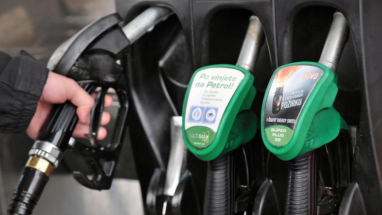 Za povprečni 50-litrski tank najbolj prodajanega 95-oktanskega bencina je po nov