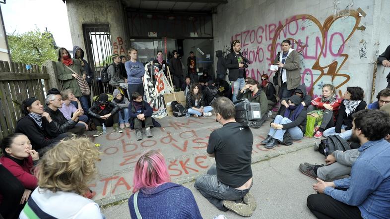 slovenija 27.04.13, vstajniki ki so zasedli bivsi kino Triglav, Moste protest, 5