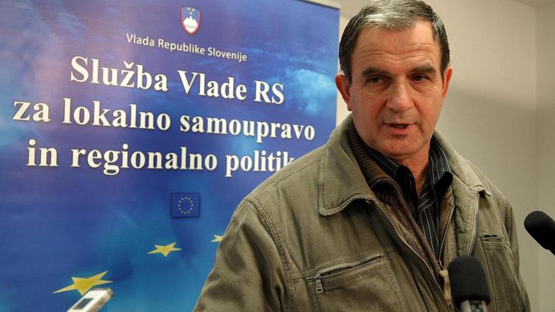 “Največji paradoks ali farsa vsega skupaj je, da se ni moglo počakati do rednih 