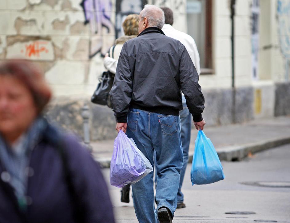 Vrečke so zelo obremenilne za naravo, saj so izdelane iz neobnovljivih virov, tu