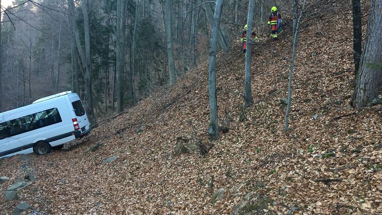 Minibus zgrmel v globel