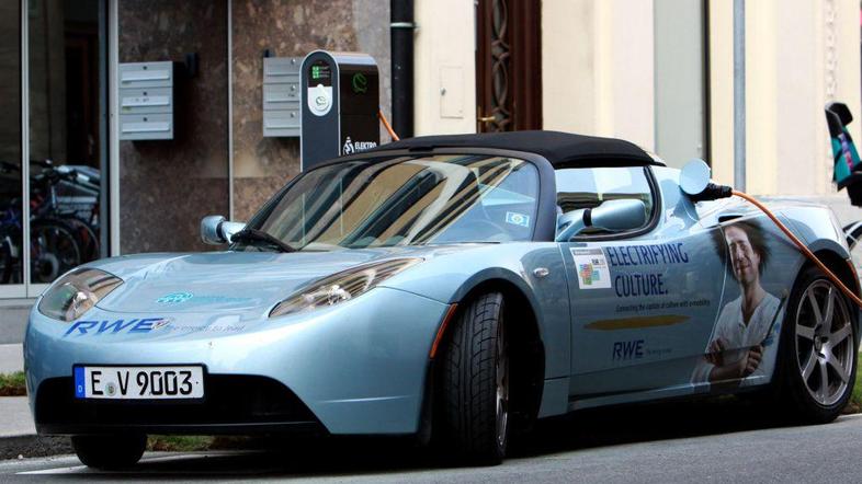 Spektakularni tesla roadster (cena: 130 tisoč evrov) do 100 kilometrov na uro po