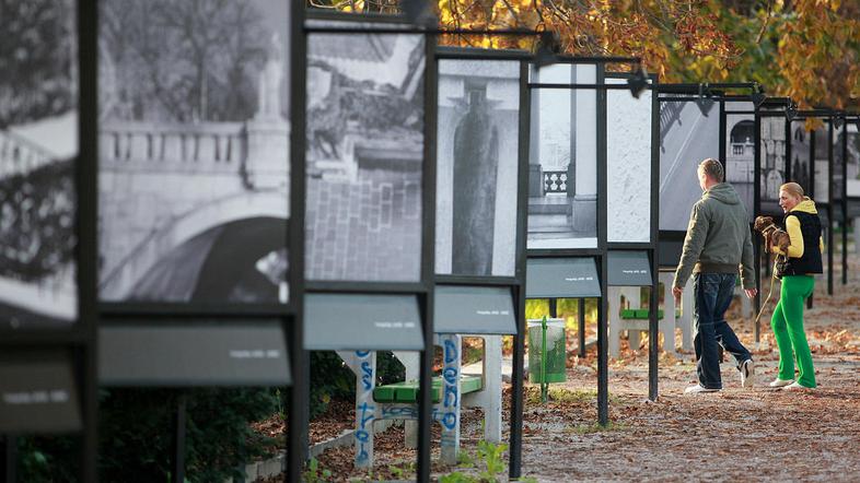 Razstava fotografij z motivi arhitekture Jožeta Plečnika v Jakopičevem drevoredu