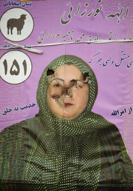 Na ulicah je večina plakatov ženskih kandidatk uničenih.