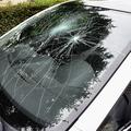 razbito vetrobransko steklo avto