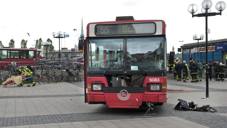 Avtobus je zapeljal v ljudi. (Foto: Epa)