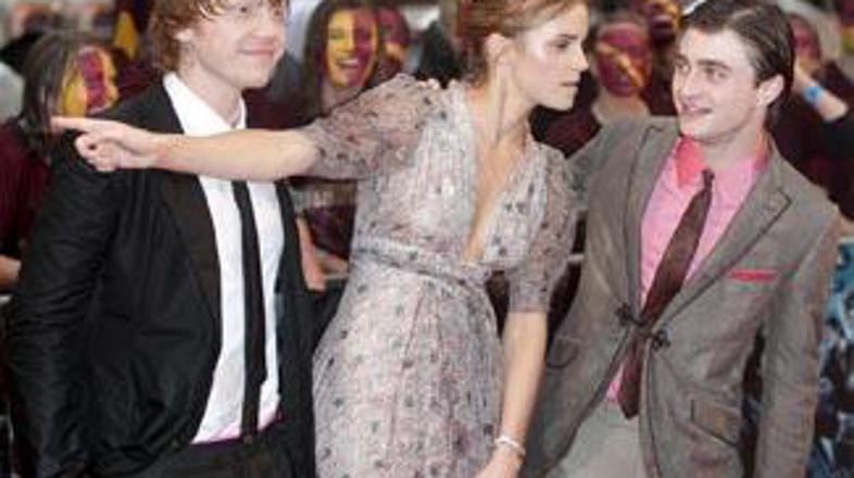 Emma Watson na levi roki nosi zapestnico v poklon preminulemu soigralcu.