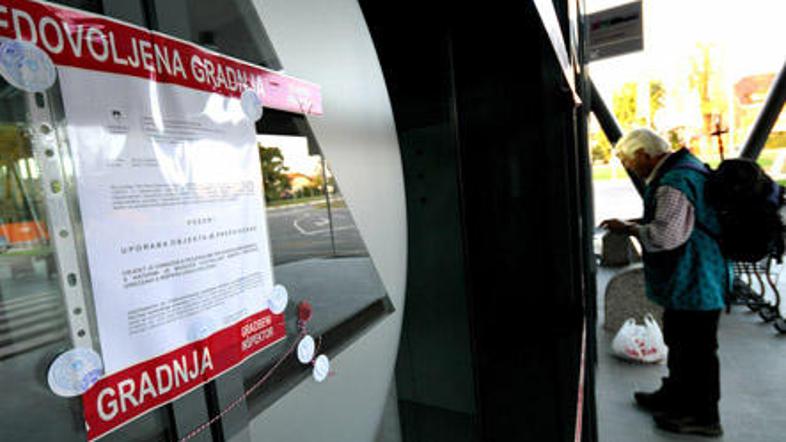 Kdaj bo center odprt, še ni znano; v Merkurju pravijo, da bodo odločbo gradbeneg