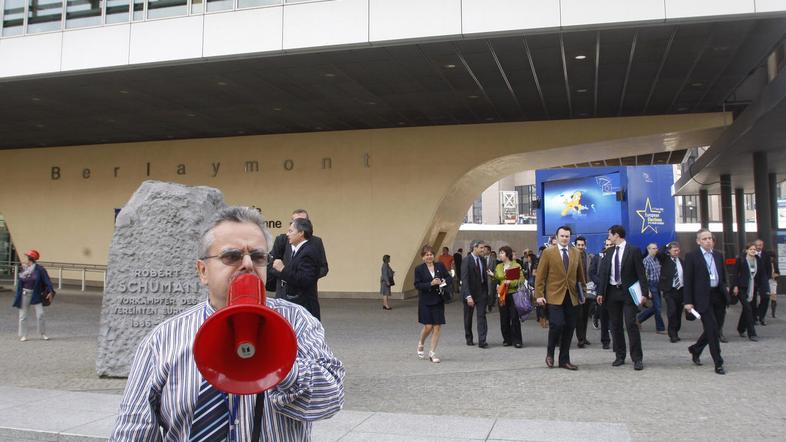 Pokojnina uradnika EU znaša največ 70 odstotkov zadnje osnovne plače. V Slovenij