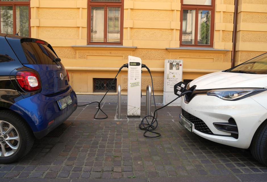 Parkiranje na električnih polnilnicah | Avtor: Matija_Janežič