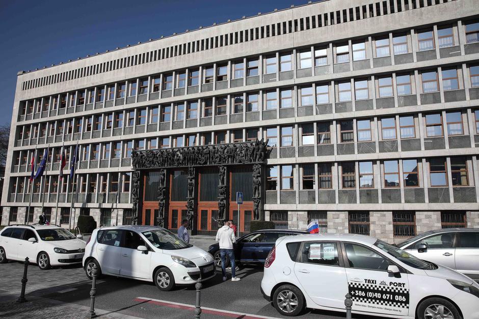 protest taxistov pred parlamentom | Avtor: Saša Despot