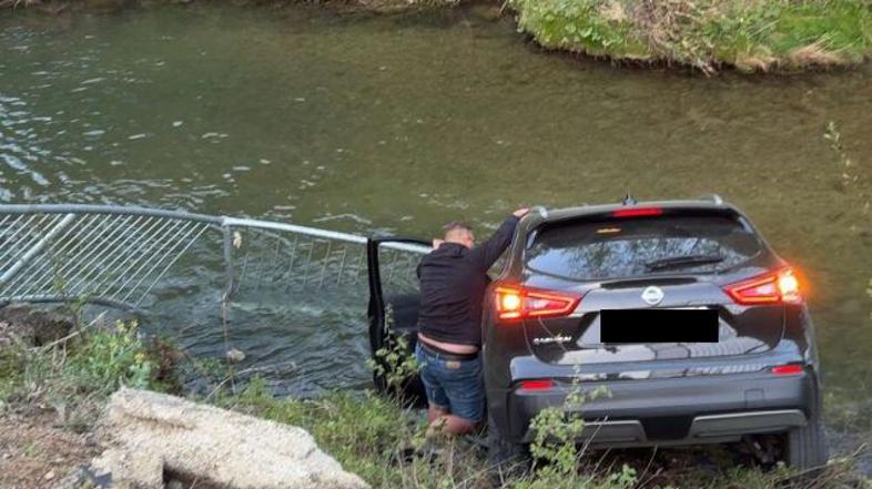 Z avtom pijan zapeljal v potok.