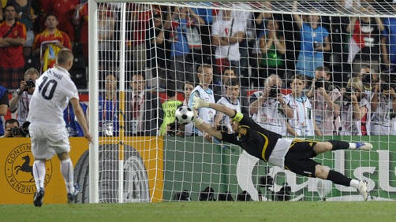 Iker Casillias je tako obranil strel Daniela De Rossija iz bele točke.