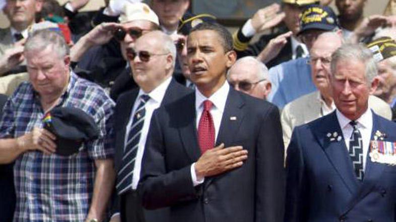 Predsednik Barack Obama je z vojnimi veterani na pokopališču Colleville-sur-Mer 