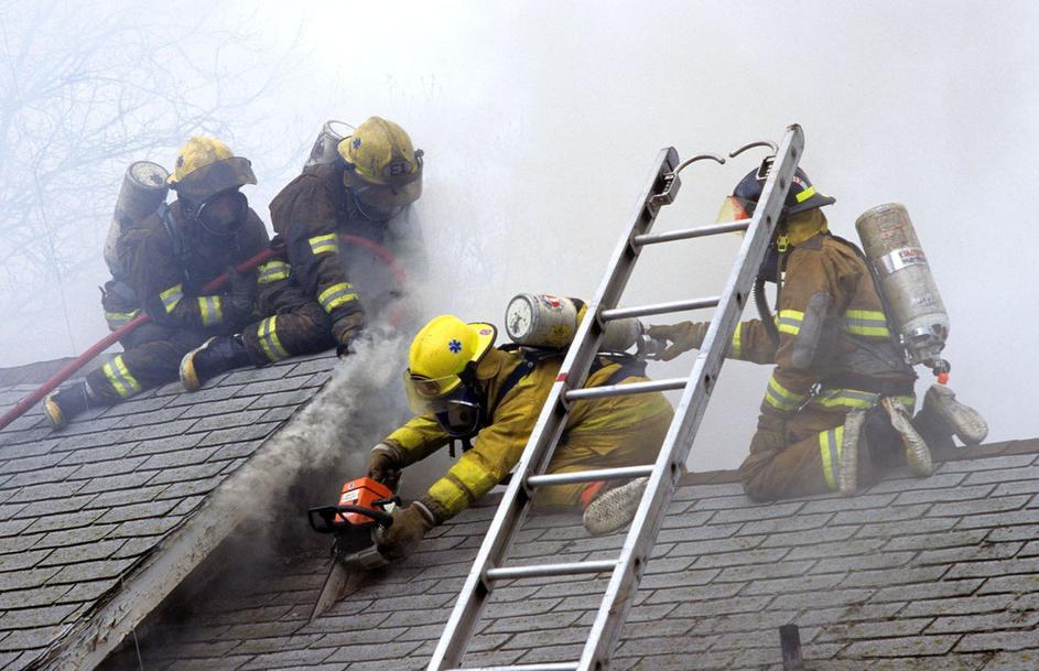Gasilci na strehi