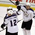 Alexander Frolov, Patrick O'Sullivan in Anze Kopitar se veselijo gola slednjega.