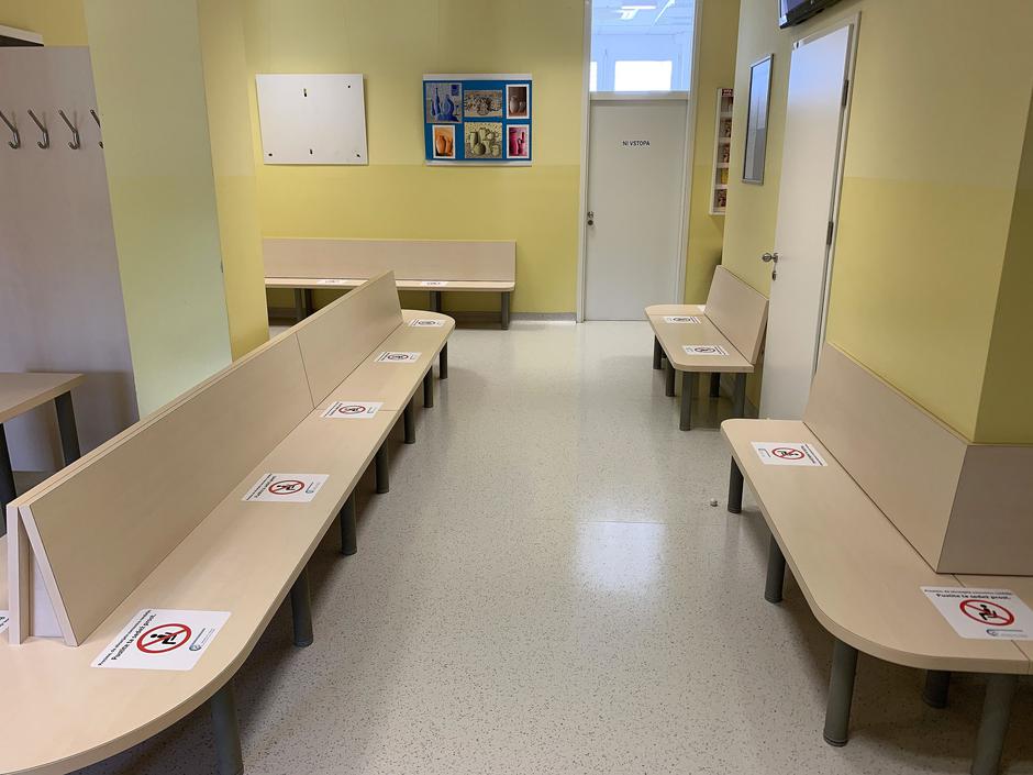 Čakalnica v Zdravstvenem domu | Avtor: Andrej Leban
