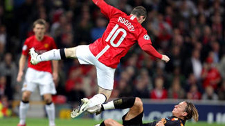 Wayne Rooney in Phillipe Mexes.