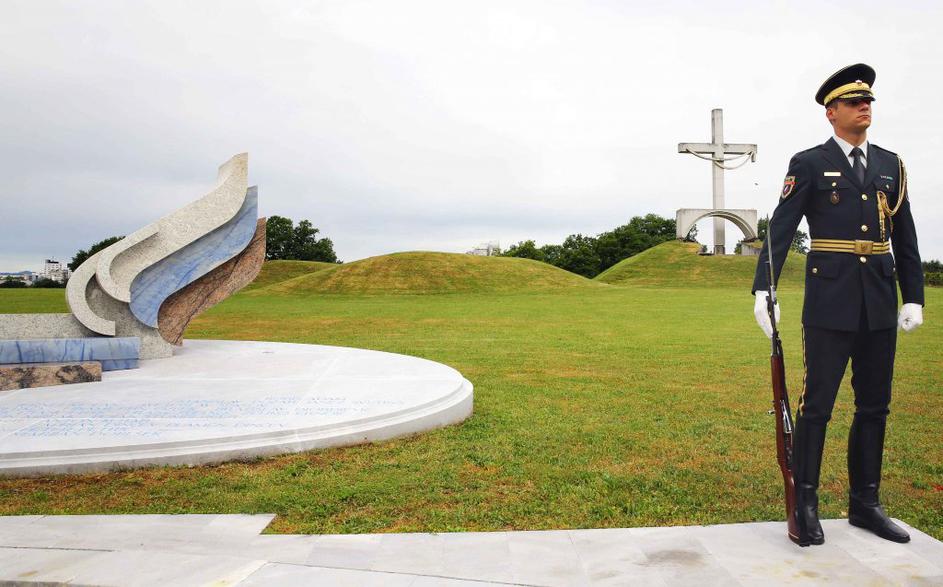 Pahor položil venec 