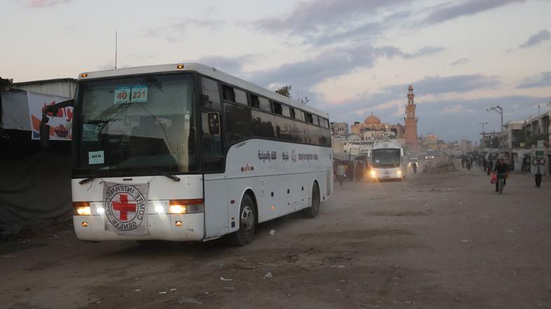 avtobus rdečega križa na poti po izpuščene izraelske talce