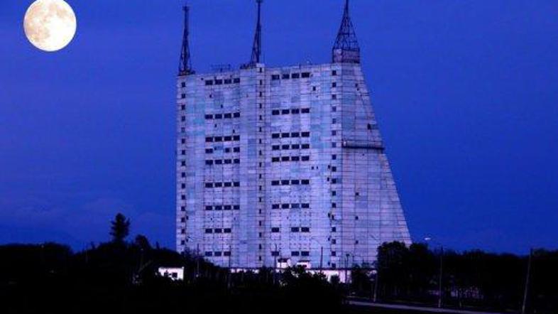 V dokaj razumno ceno je vštetih deset stanovanj, hotel, vrtec, ambulanta, toplar