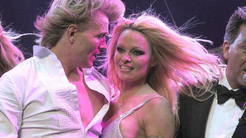 Pamela je iluzionista radodarno poljubljala.