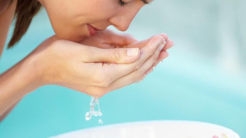 Večkrat si privoščite obrazne kopeli. (Foto: Shutterstock)