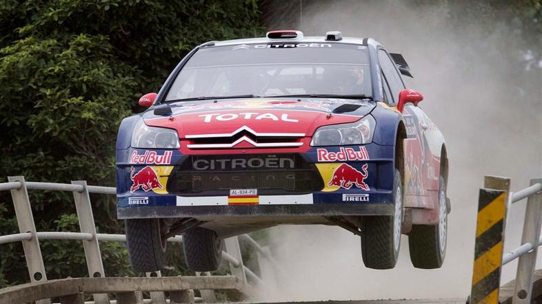 Sebastien Loeb je imel bližnje srečanje z mostom. (Foto: Reuters)