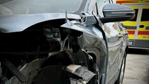 Prometna nesreča razbitina poškodovan avto