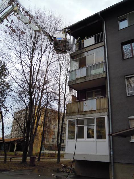 Požar na balkonu stanovanja.