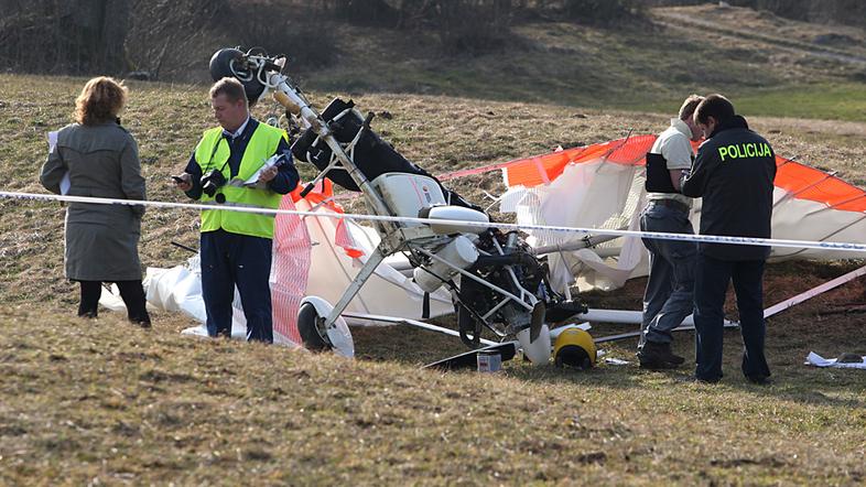 V bližini Hotedršice pri Logatcu je strmoglavil jadralni zmaj na motorni pogon. 