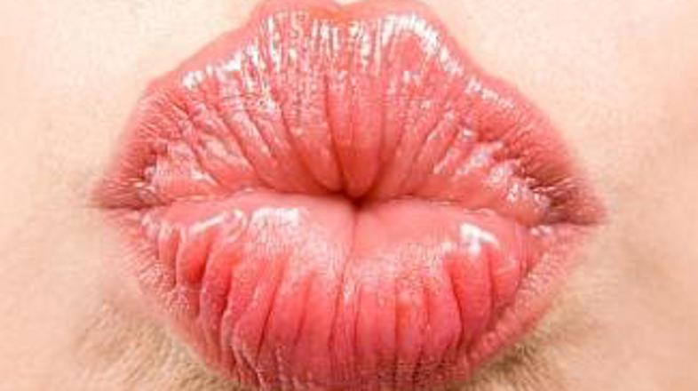 Zmagovalka je najdlje zmogla hkrati stati na eni nogi in poljubljati pločevino.