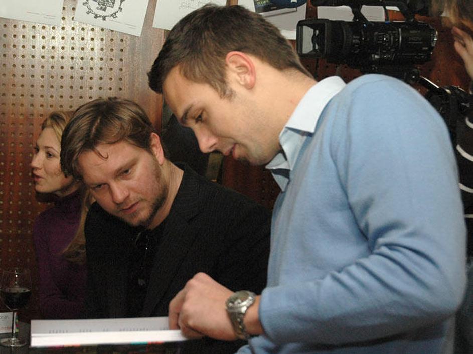 Jurij je uspešen, ker "ne igra", tudi ko je na odru, pravi njegov prijatelj.