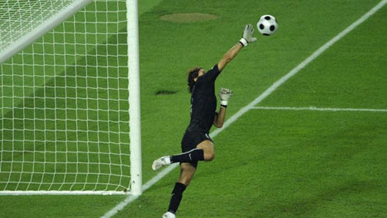 Tako je branil enega izmed nevarnih strelov Hrvatov.