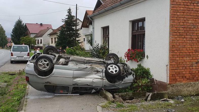 Nesreča, avto v hišo