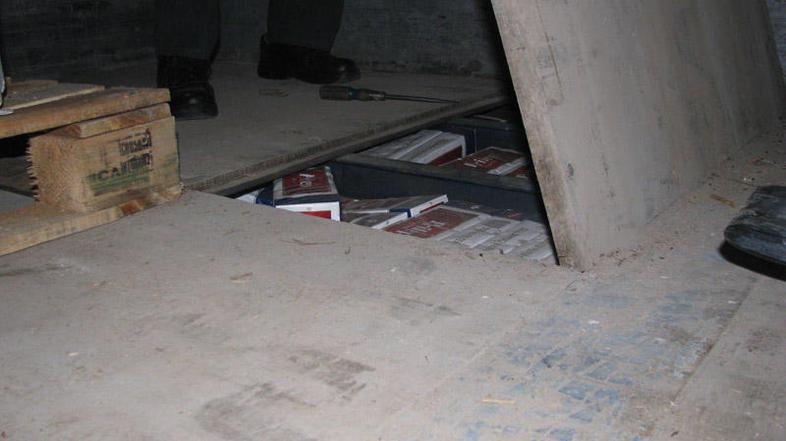 Slovak je v tovornjaku skrival 80 tisoč cigaret. (Foto: Carinska uprava RS)