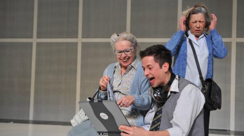 Stari ko zemlja, kakšnih petinštirideset