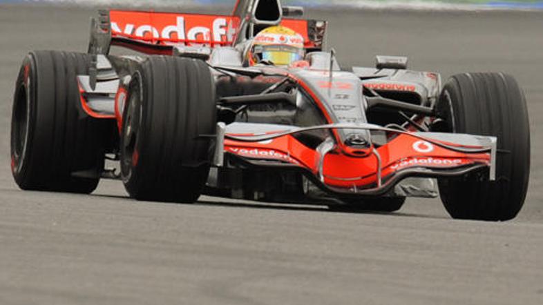 Lewis Hamilton je bil najhitrejši na obeh petkovih prostih treningih.