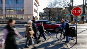 promet, pešci, stop znak